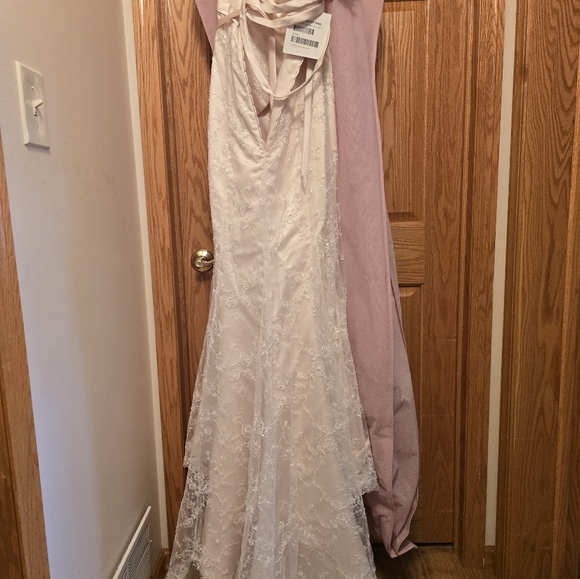 Wedding dress - Picture 11 of 16